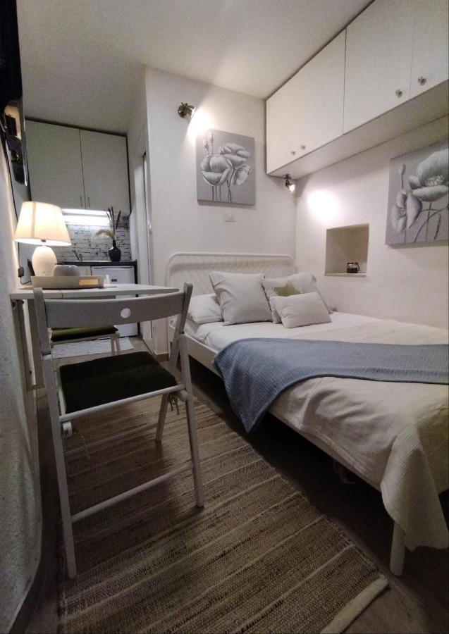 Tiny Studio In City Center Stone House Split Exterior photo