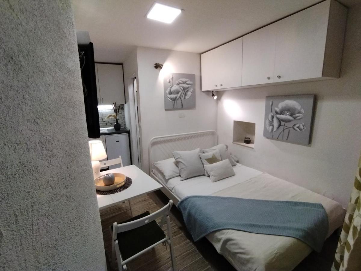 Tiny Studio In City Center Stone House Split Exterior photo
