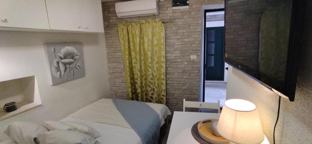 Tiny Studio In City Center Stone House Split Exterior photo